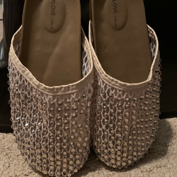 Elegant Cream and Gold Embellished Mules - Picture 5 of 6